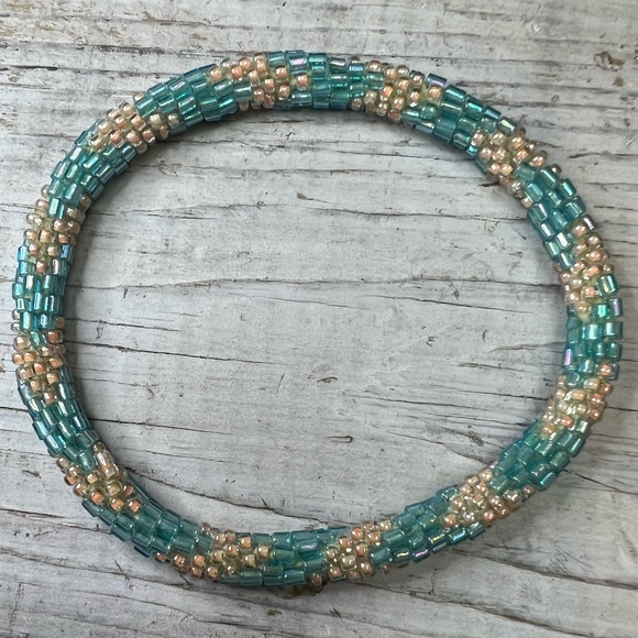 😻 Set of 3 aid-through-trade roll on bracelets! Pretty colors, lovely beadwork - Picture 6 of 6